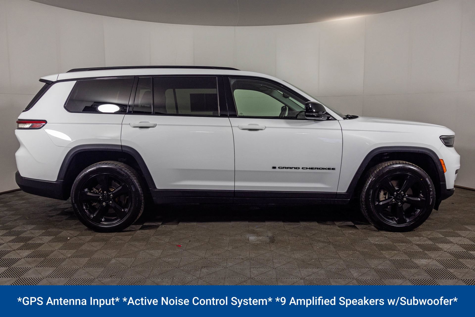 Used 2022 Jeep Grand Cherokee L Limited w/ Black Appearance Package AWD/4WD image 15