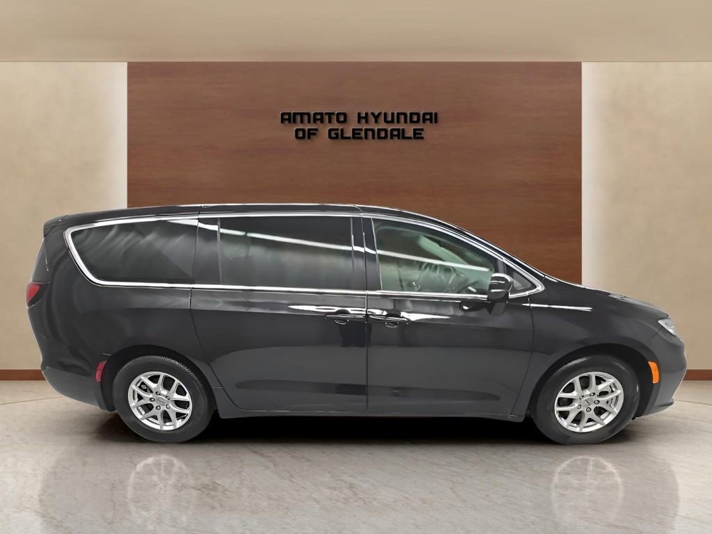 Used 2024 Chrysler Pacifica Touring-L image 7