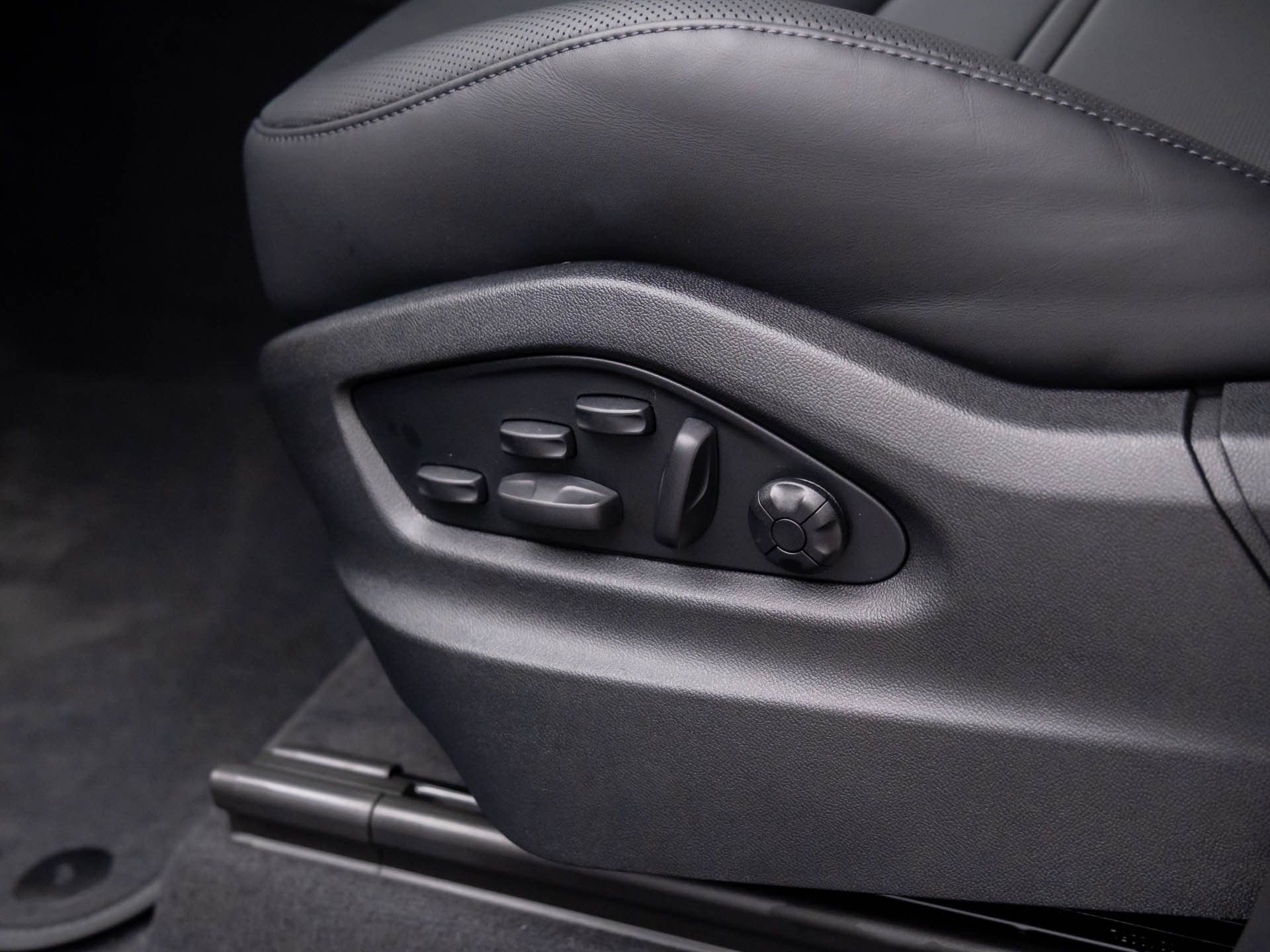 New 2025 Porsche Cayenne Turbo AWD/4WD image 16