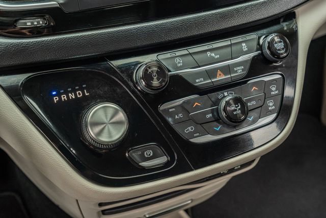 Used 2019 Chrysler Pacifica Touring-L FWD image 29
