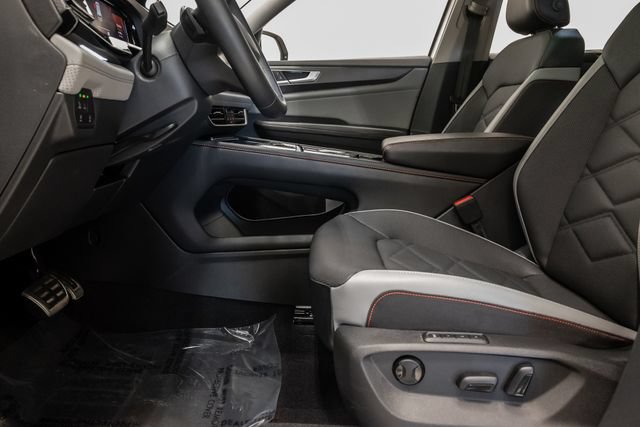 Used 2024 Volkswagen Atlas Peak Edition SEL AWD/4WD image 13