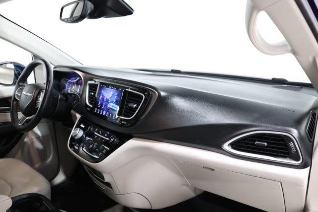 Used 2017 Chrysler Pacifica Touring-L Plus w/ Advanced Safetytec Group FWD image 11