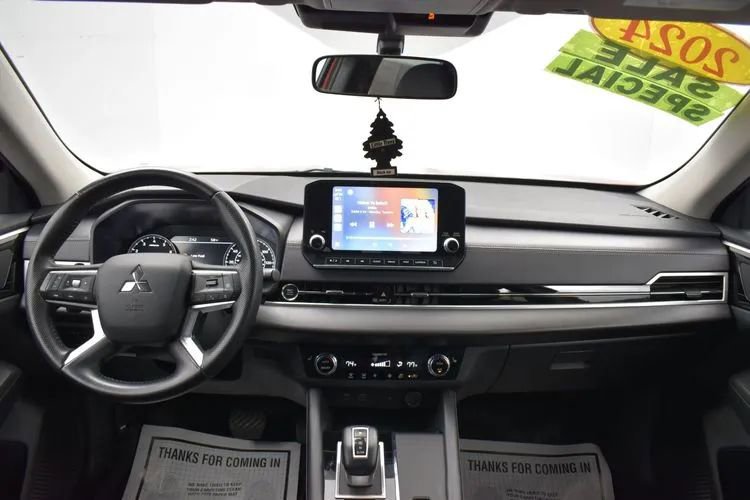 Used 2024 Mitsubishi Outlander FWD image 19