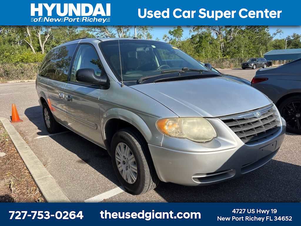 Used 2007 Chrysler Town & Country LX w/ Popular Equipment Group II FWD image 4