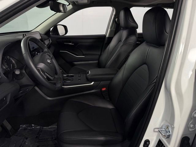 Used 2025 Toyota Highlander XLE FWD image 14