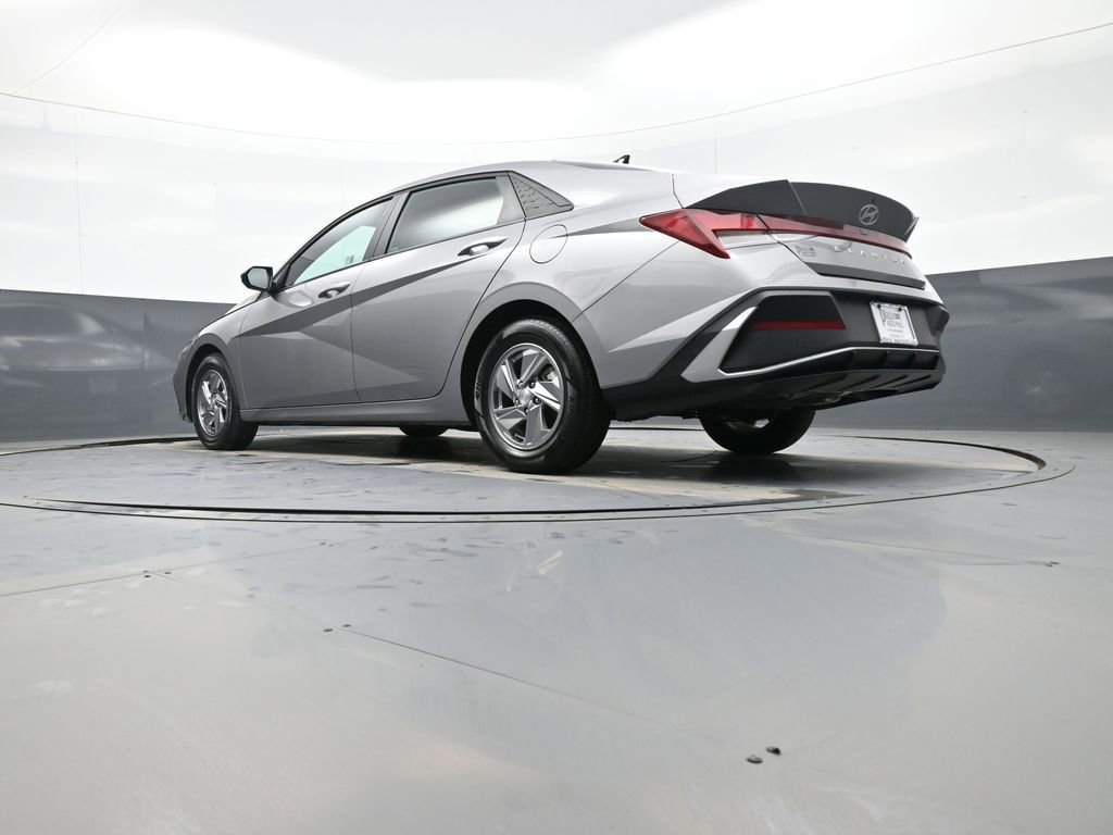 Certified 2025 Hyundai Elantra SE image 31
