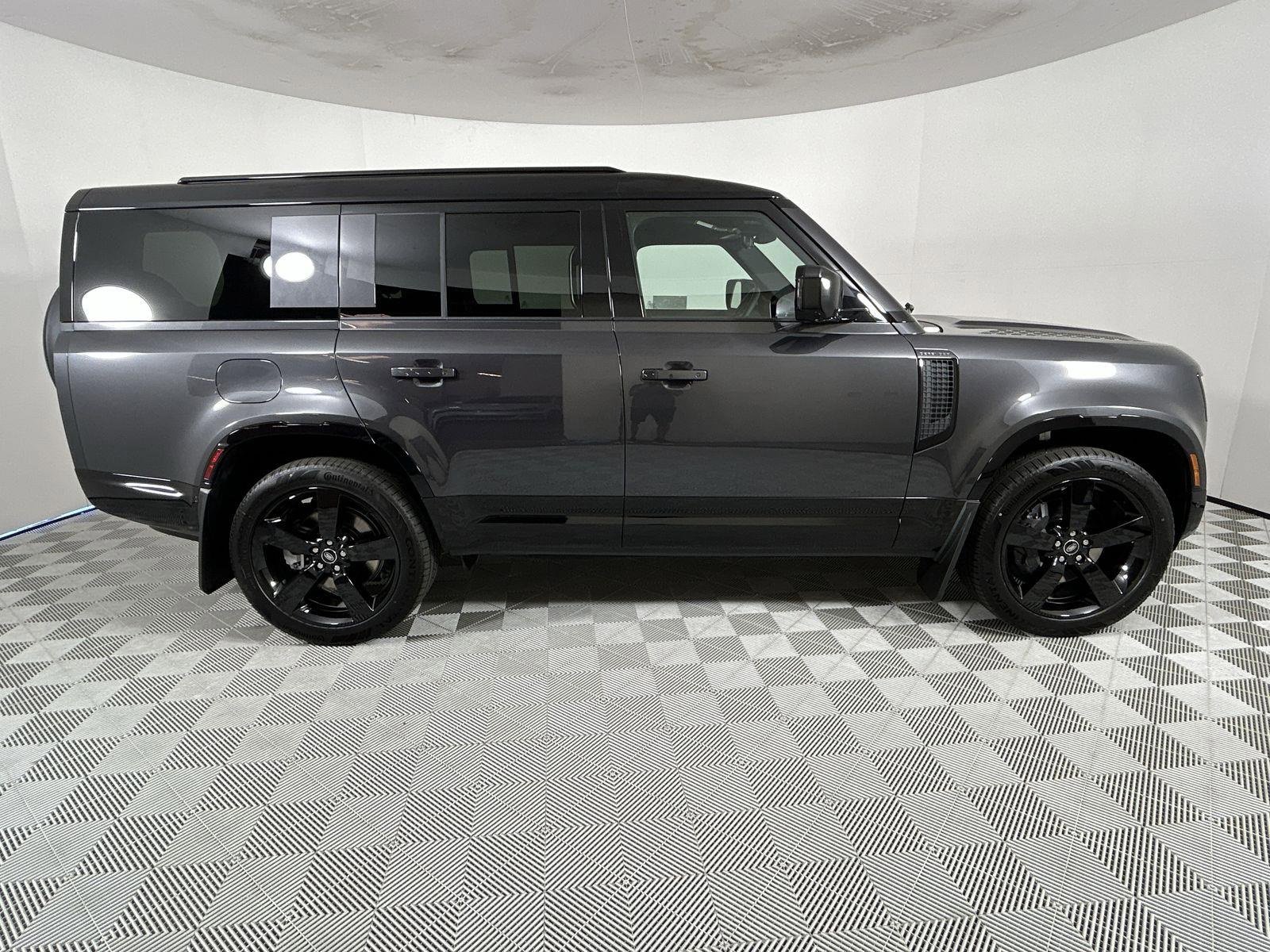 New 2025 Land Rover Defender 130 X-Dynamic SE image 6