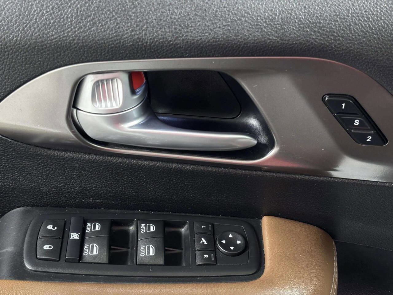 Used 2017 Chrysler Pacifica Limited FWD image 32