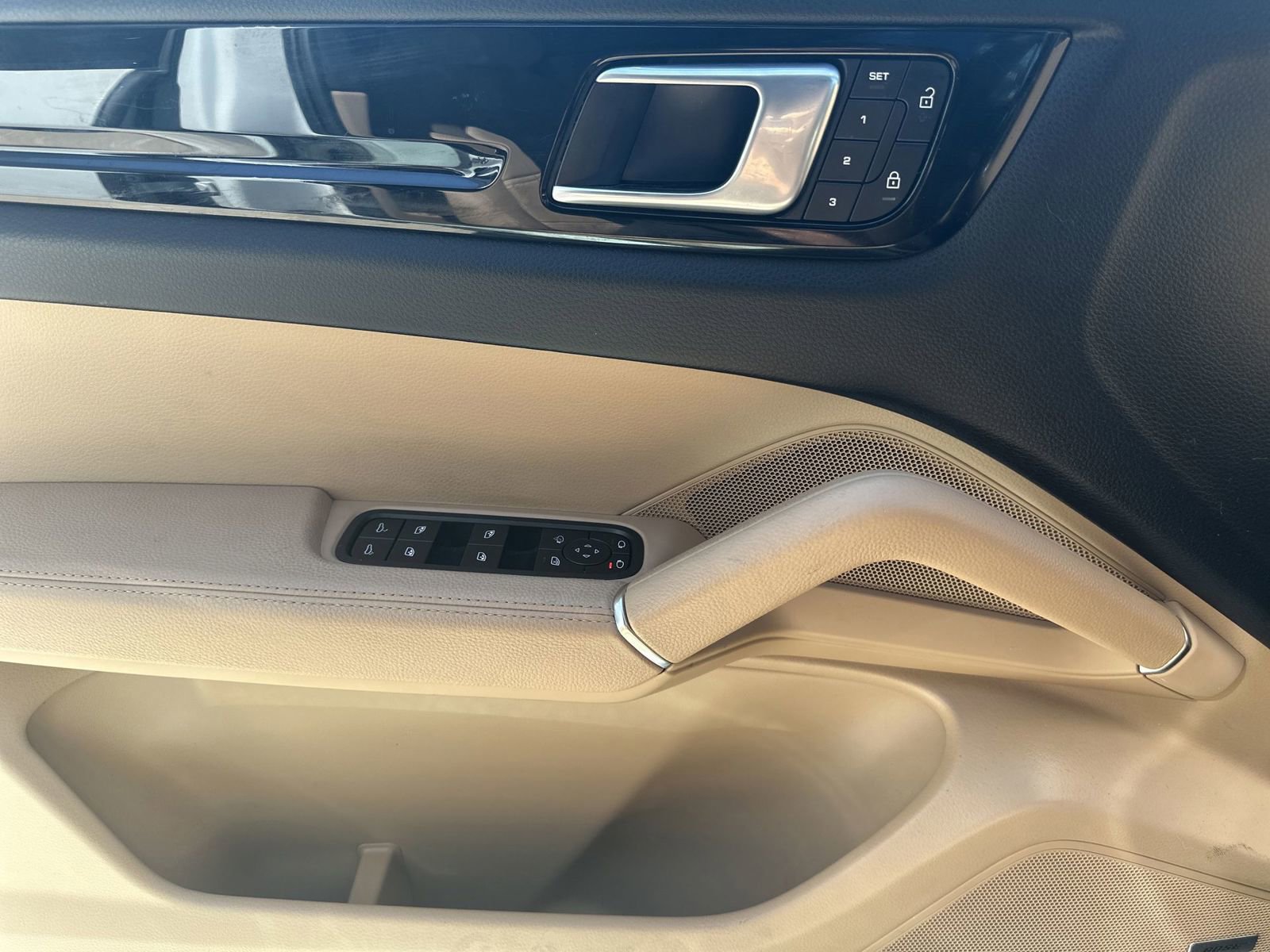 Certified 2022 Porsche Cayenne AWD/4WD image 18