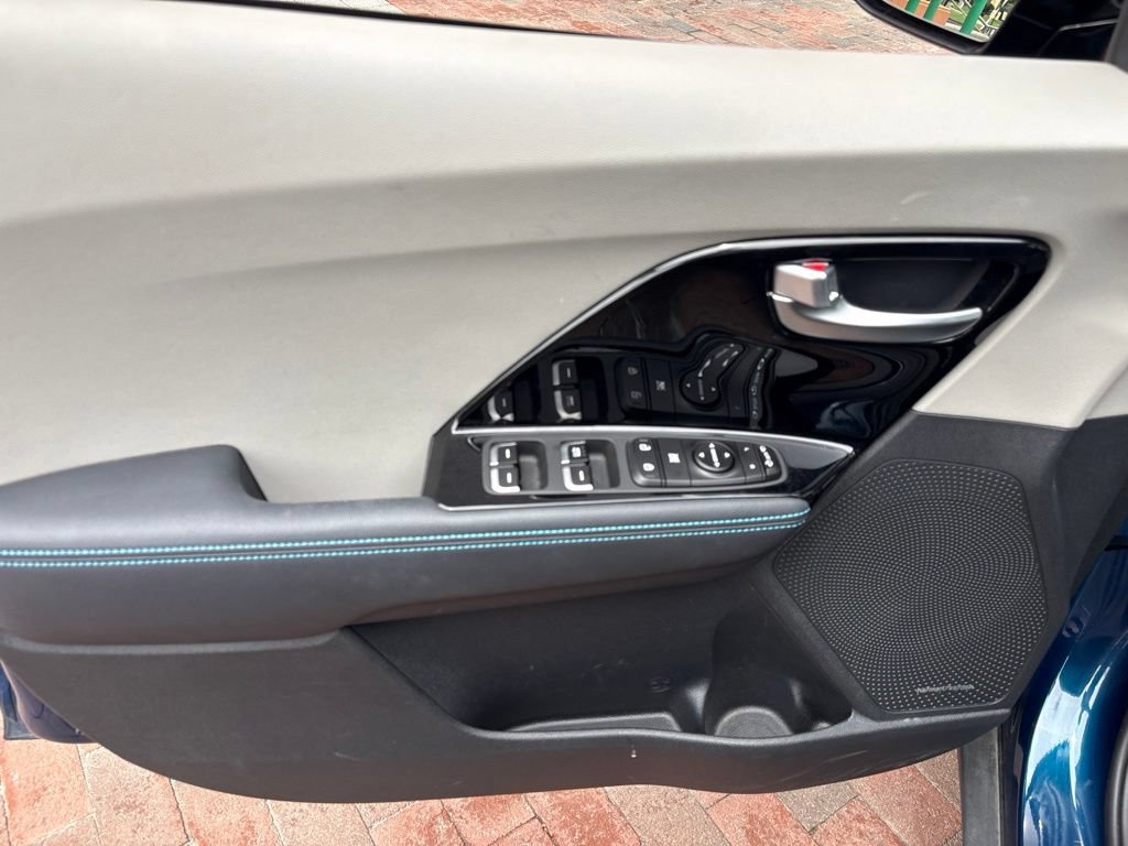 Certified 2022 Kia Niro Touring Special Edition FWD image 11