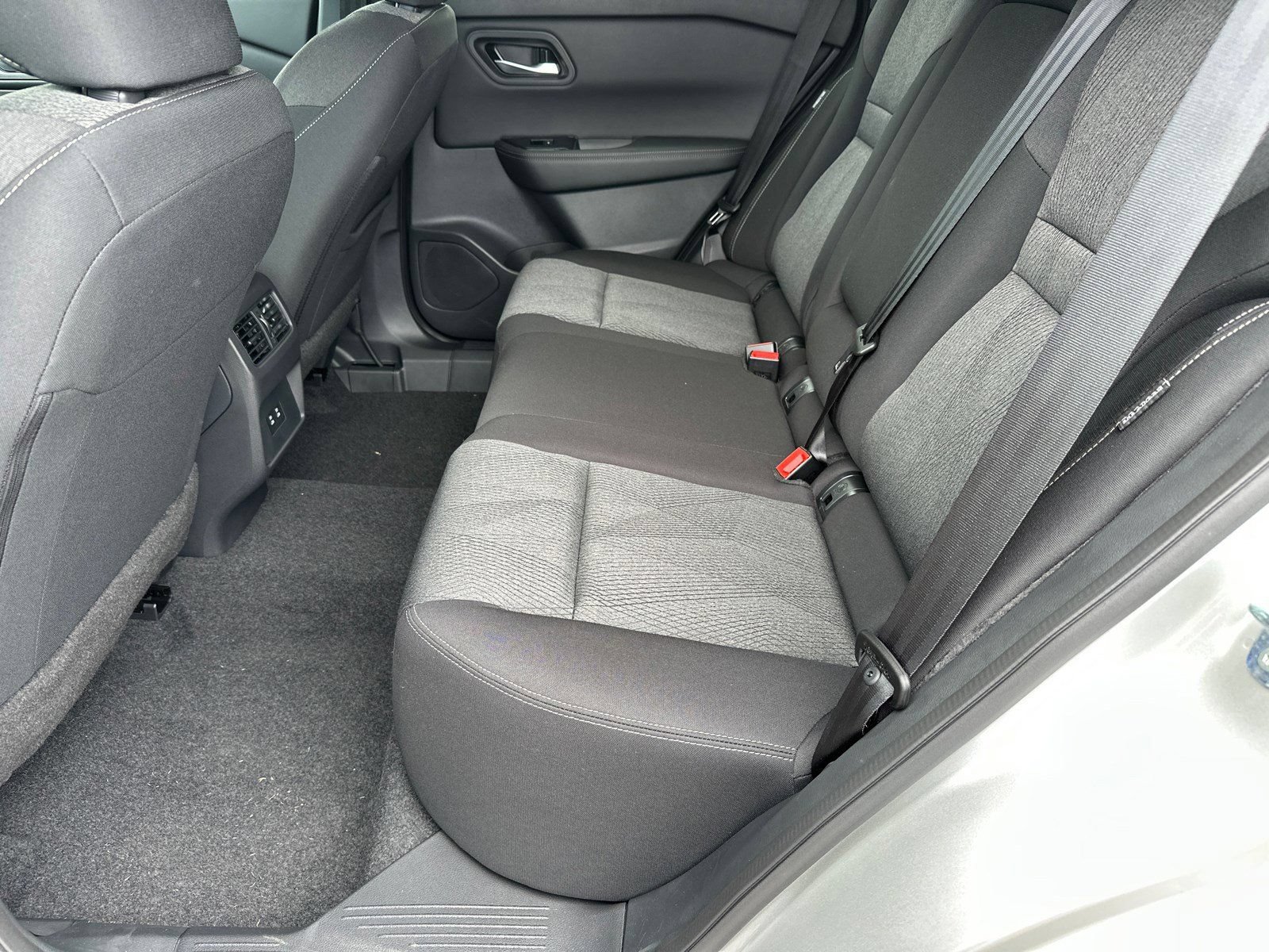 Used 2025 Nissan Rogue SV FWD image 22
