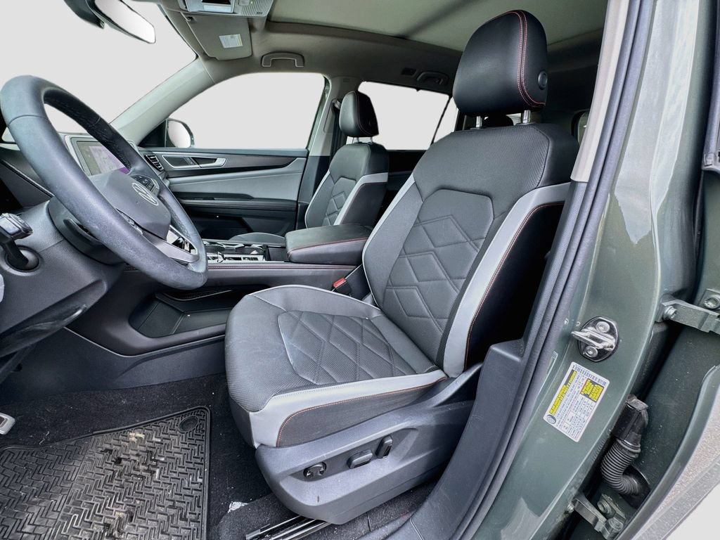 Used 2025 Volkswagen Atlas Peak Edition SE AWD/4WD image 22