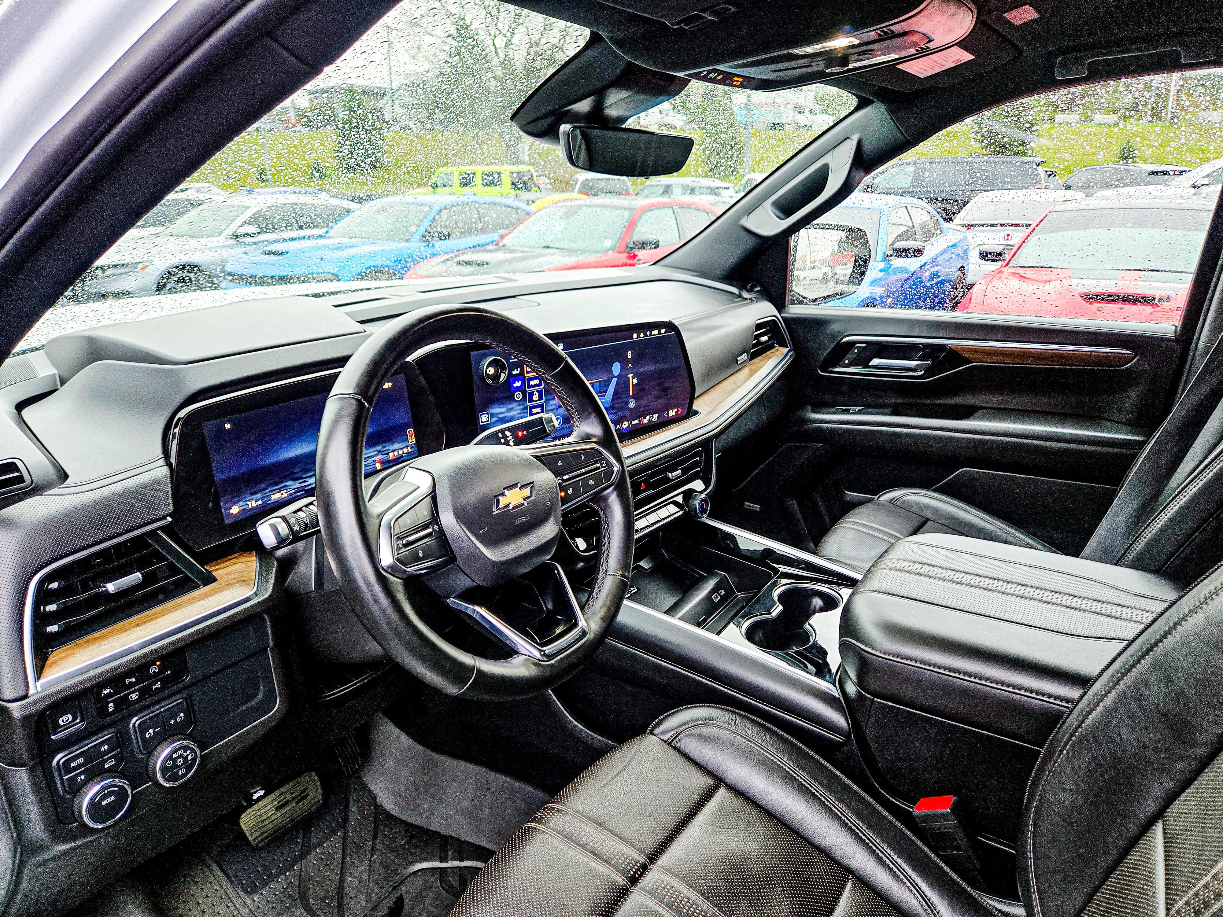 Used 2025 Chevrolet Suburban High Country image 9