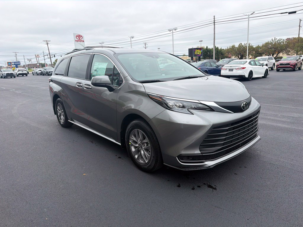 New 2026 Toyota Sienna LE FWD image 7