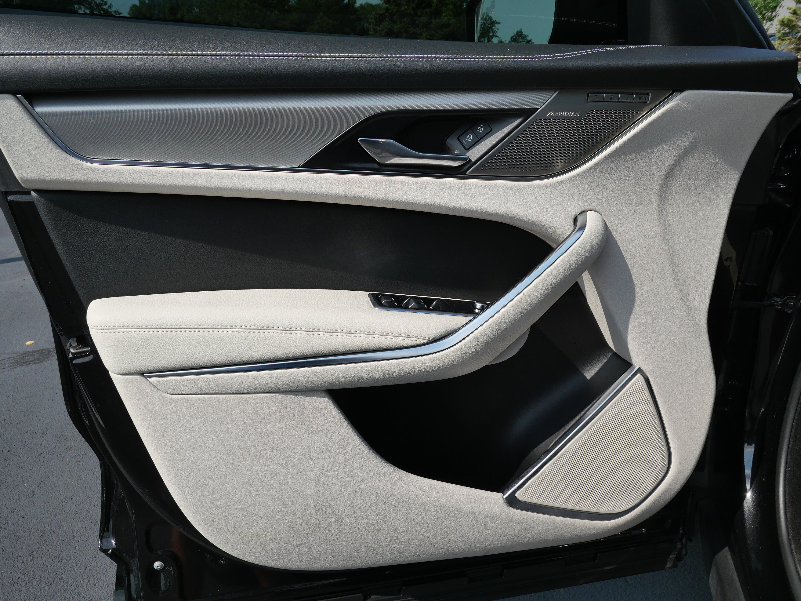 Certified 2025 Jaguar F-PACE R-Dynamic S AWD/4WD image 13