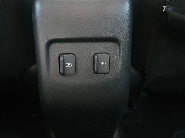 Used 2022 Nissan Kicks SR w/ Interior Electronics Package FWD image 16