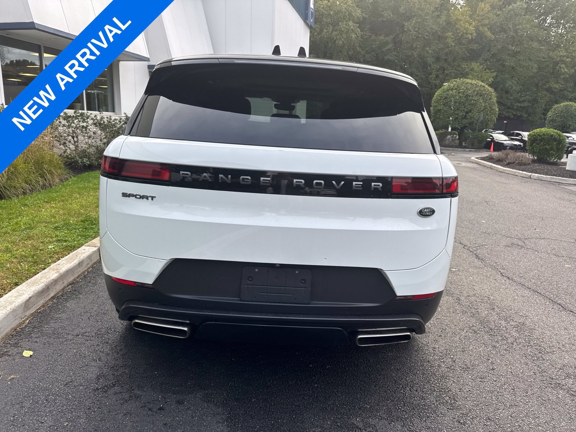 Used 2023 Land Rover Range Rover Sport SE AWD/4WD image 3