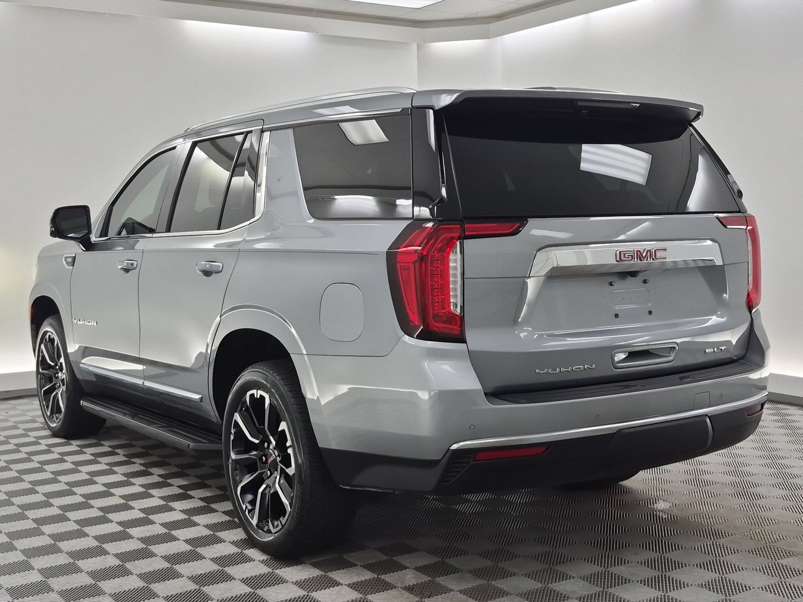 Used 2023 GMC Yukon SLT w/ SLT Premium Package AWD/4WD image 3