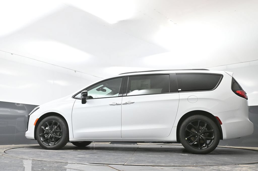New 2027 Chrysler Pacifica Limited FWD image 46