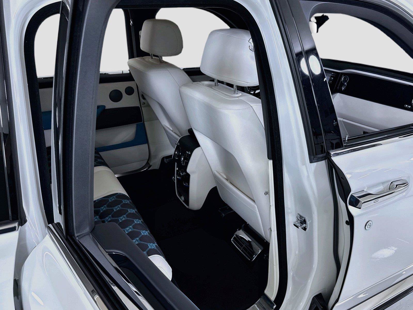 Used 2025 Rolls-Royce Cullinan AWD/4WD image 35