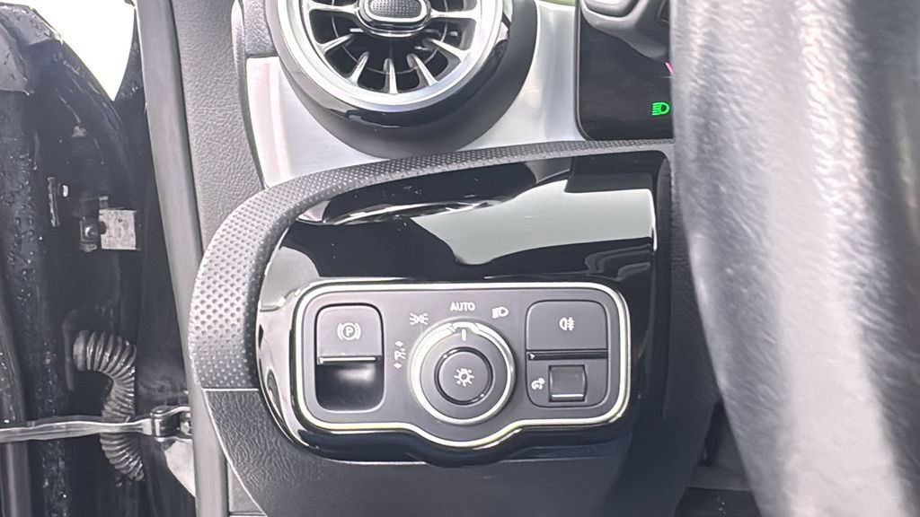 Used 2025 Mercedes-Benz CLA 250 4MATIC image 32