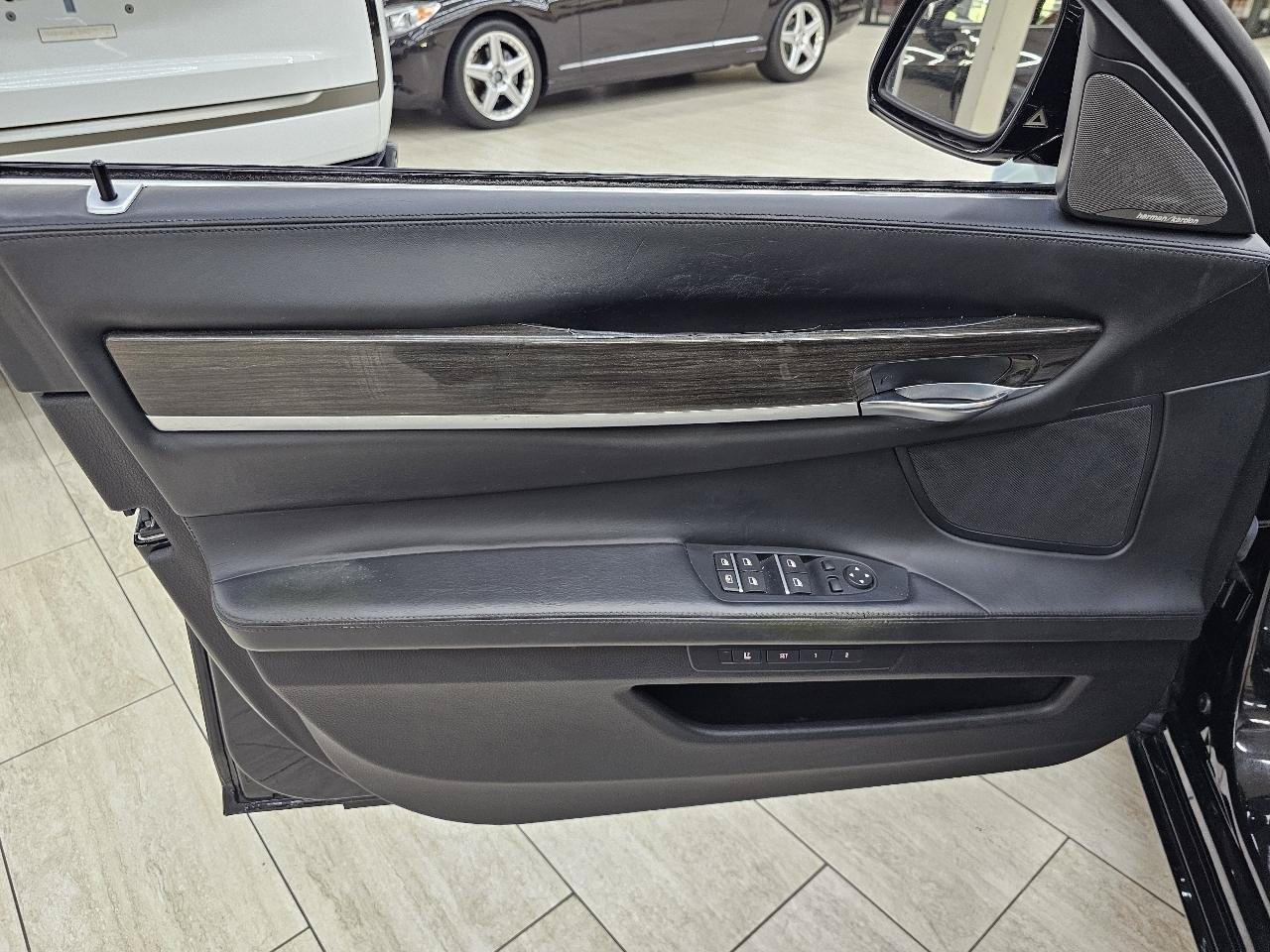 Used 2015 BMW 750i w/ M Sport Edition RWD image 40