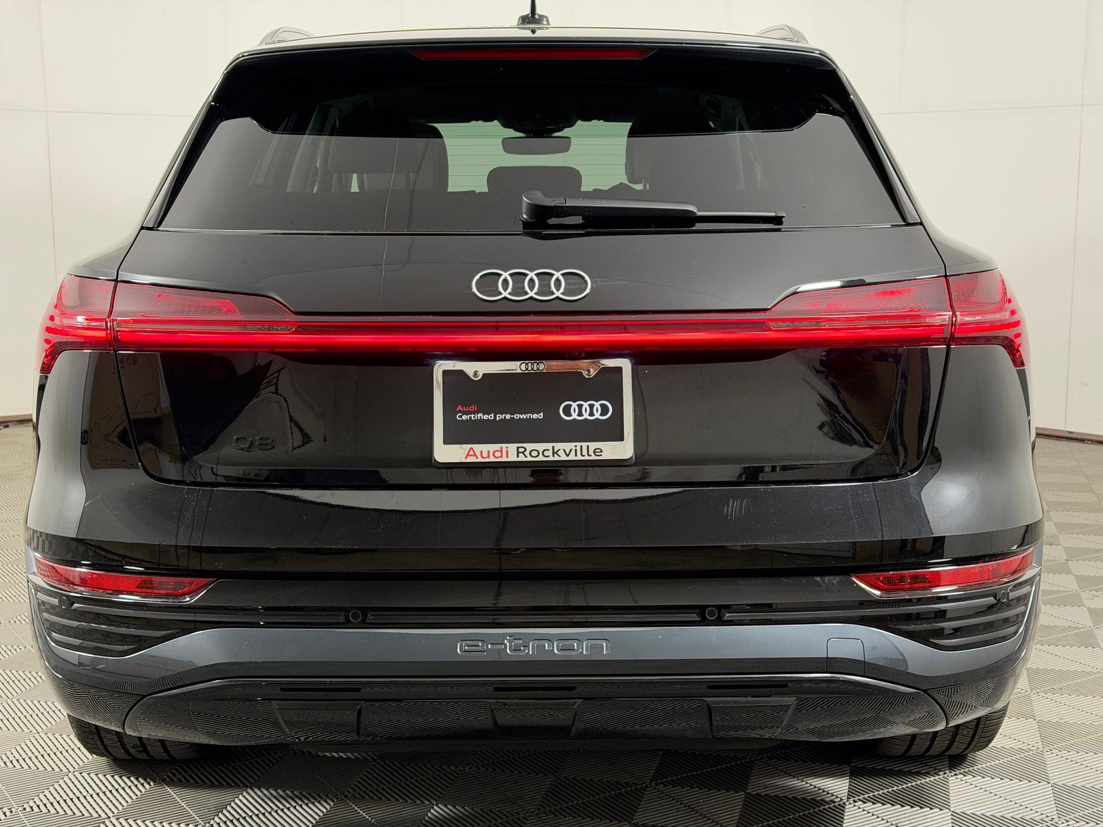 Used 2024 Audi Q8 e-tron Premium Plus w/ Premium Plus Package image 10