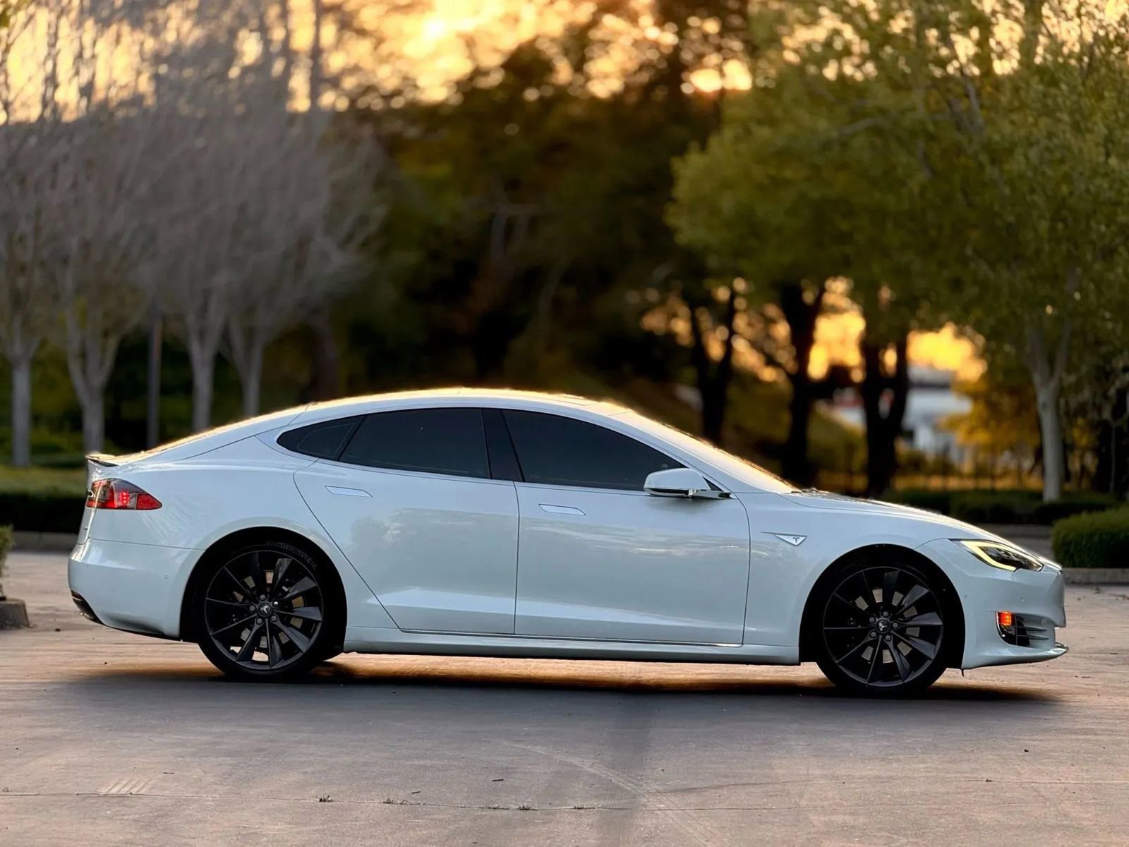 Used 2016 Tesla Model S 90D image 4