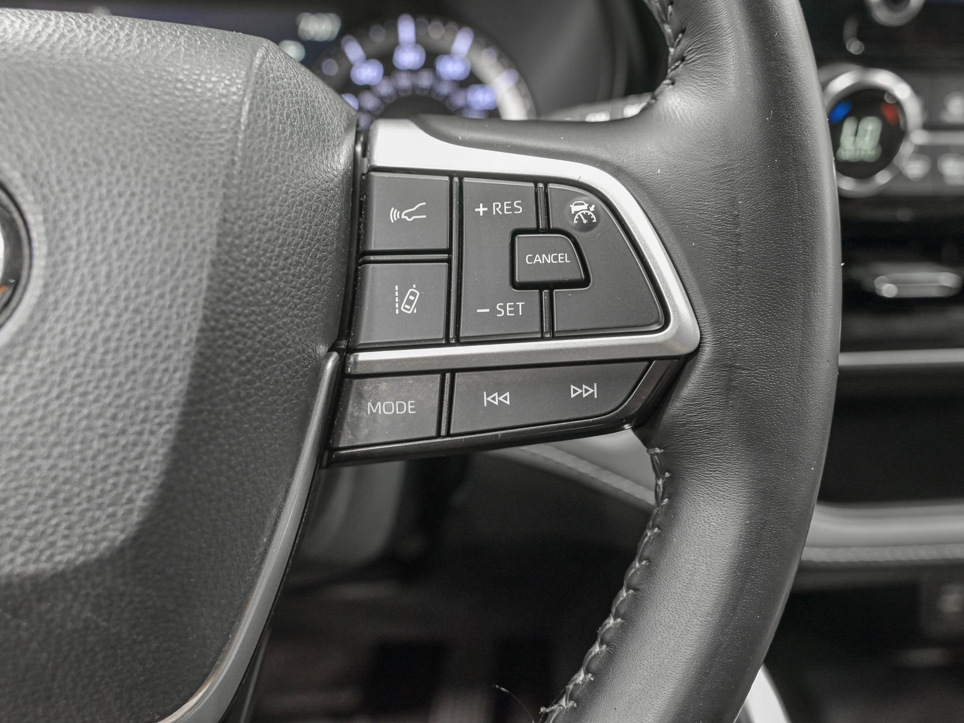 Used 2023 Toyota Highlander LE AWD/4WD image 20