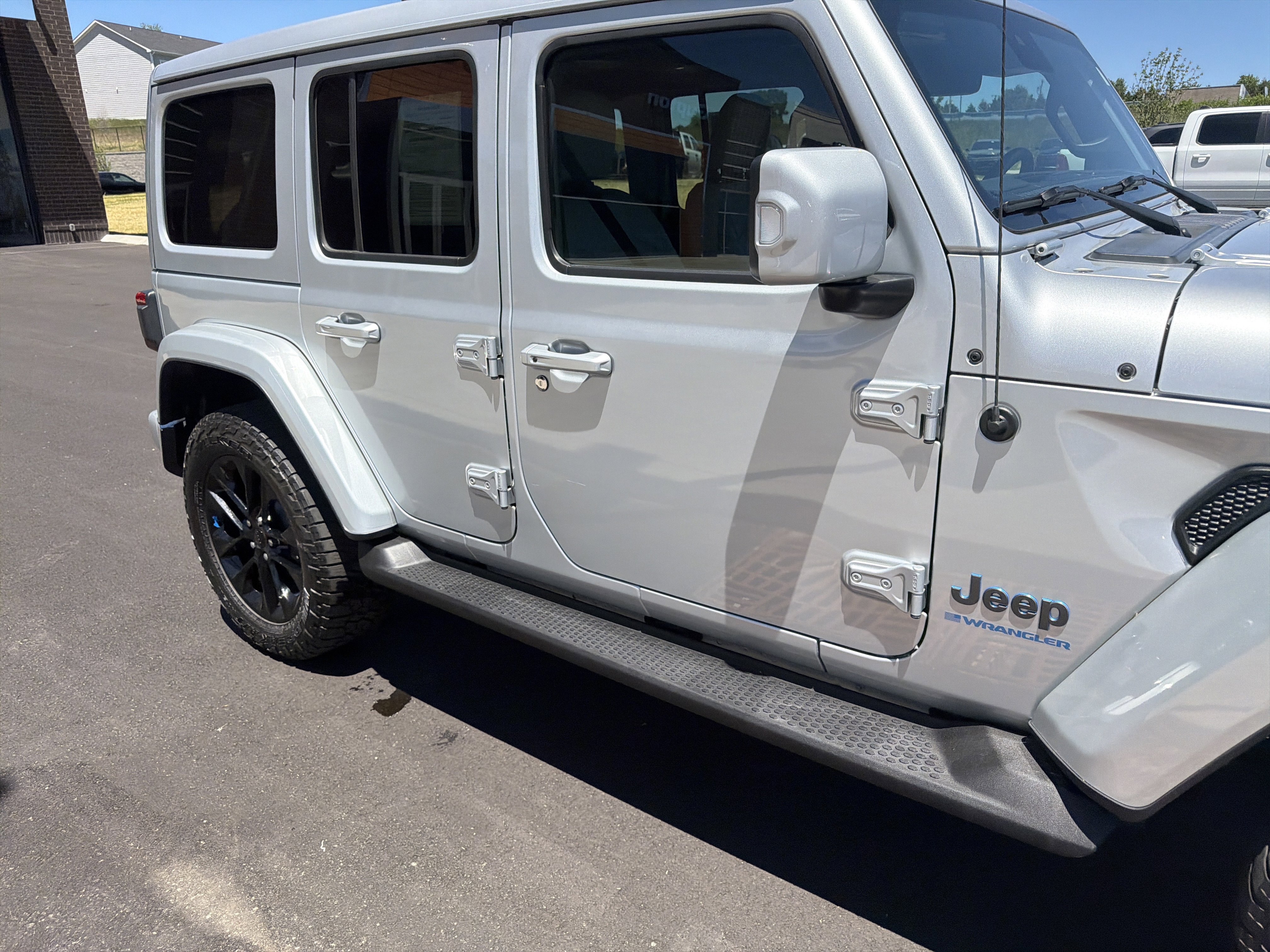 Used 2023 Jeep Wrangler Unlimited Sahara AWD/4WD image 7