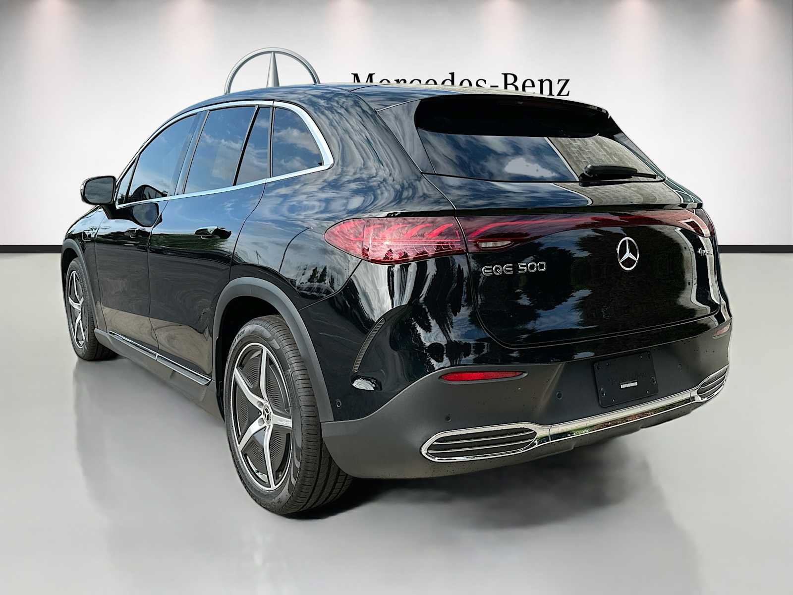 Certified 2023 Mercedes-Benz EQE 500 4MATIC SUV w/ Pinnacle Trim Package image 7