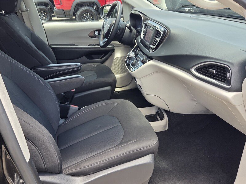 Certified 2023 Chrysler Voyager LX FWD image 17