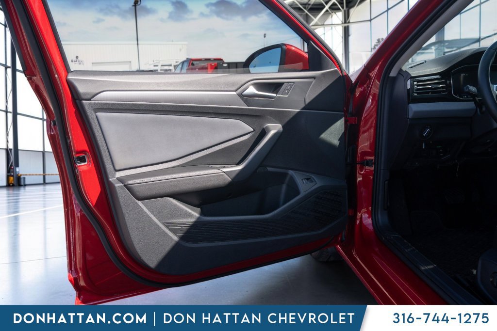 Used 2025 Volkswagen Jetta SE FWD image 15