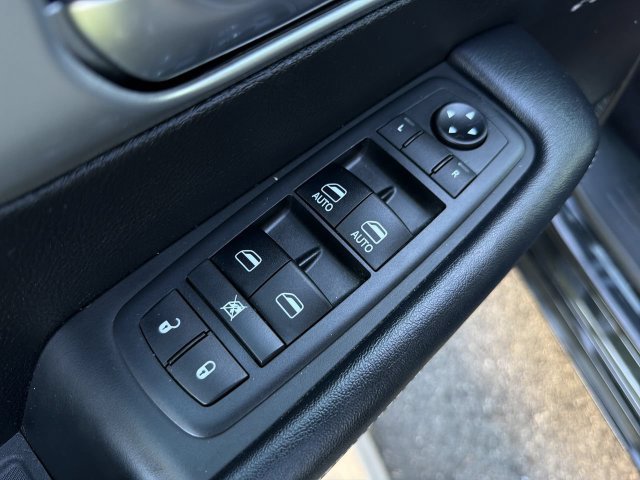 Used 2019 Chrysler Pacifica Touring-L w/ S Appearance Package FWD image 16
