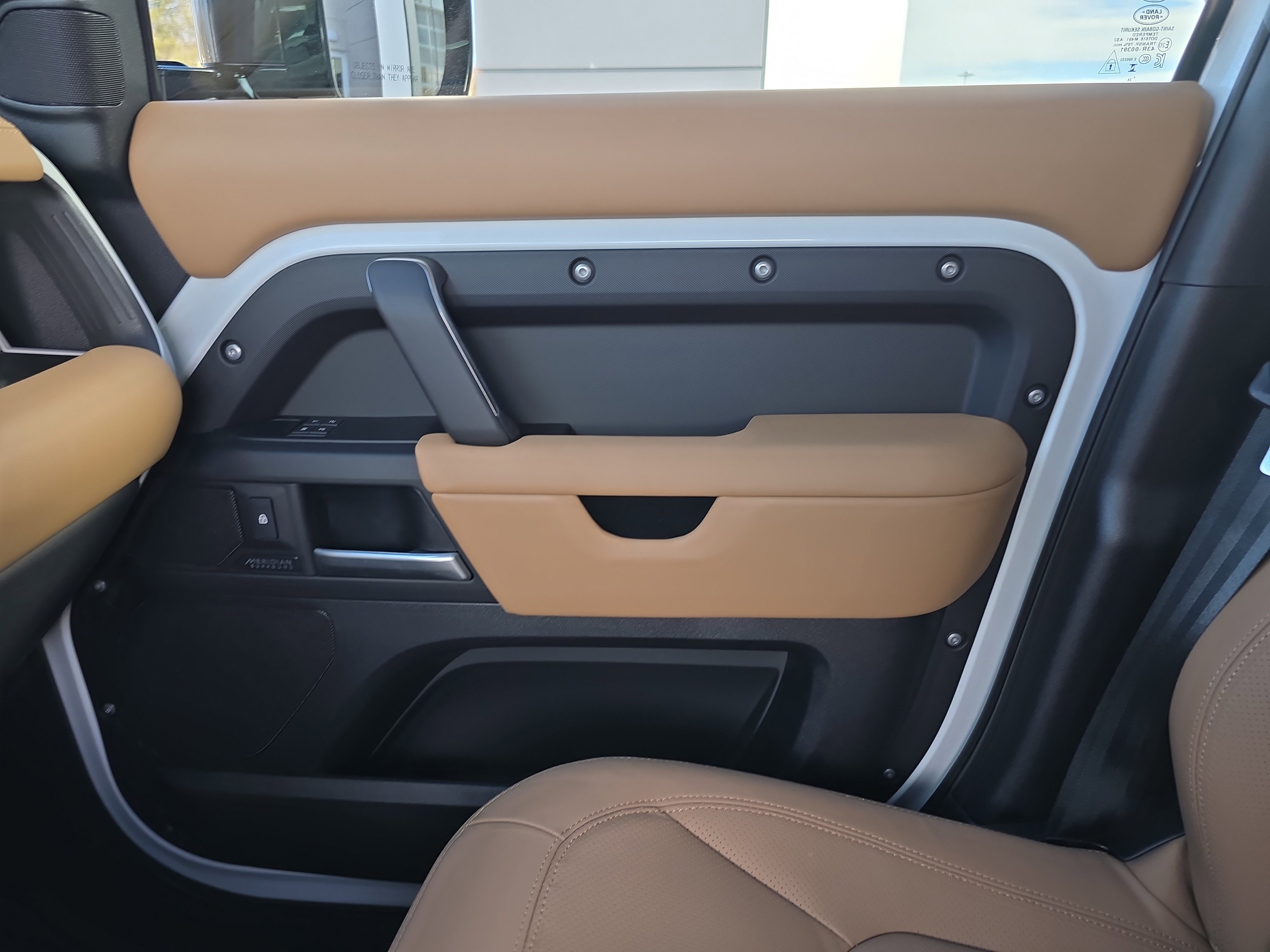 Used 2025 Land Rover Defender 110 X-Dynamic SE image 24