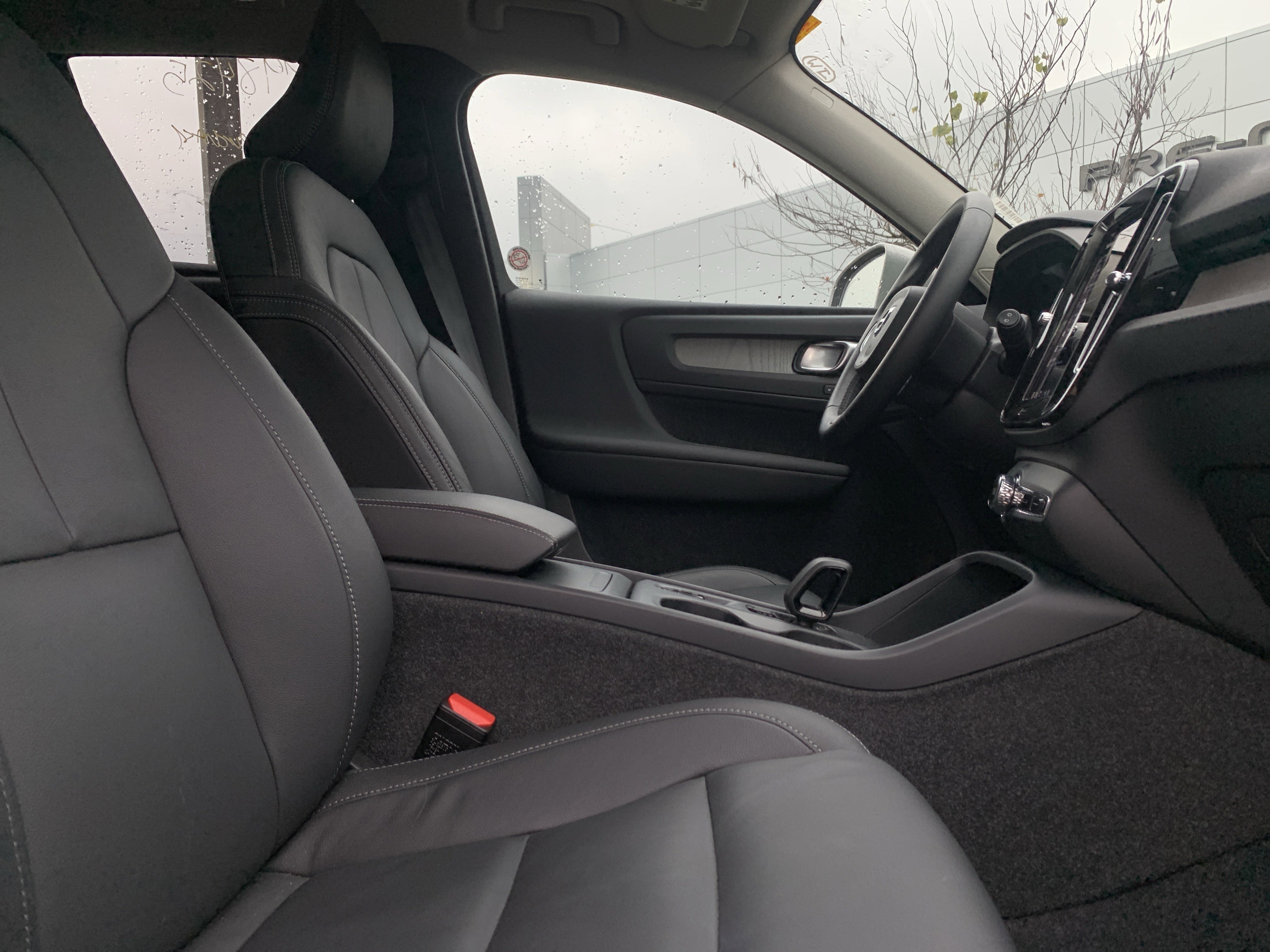 Used 2025 Volvo XC40 B5 Core image 34