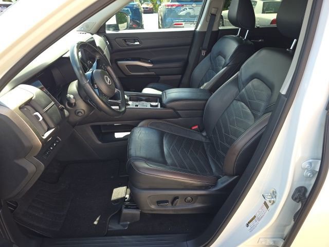 Used 2023 Nissan Pathfinder Platinum AWD/4WD image 11