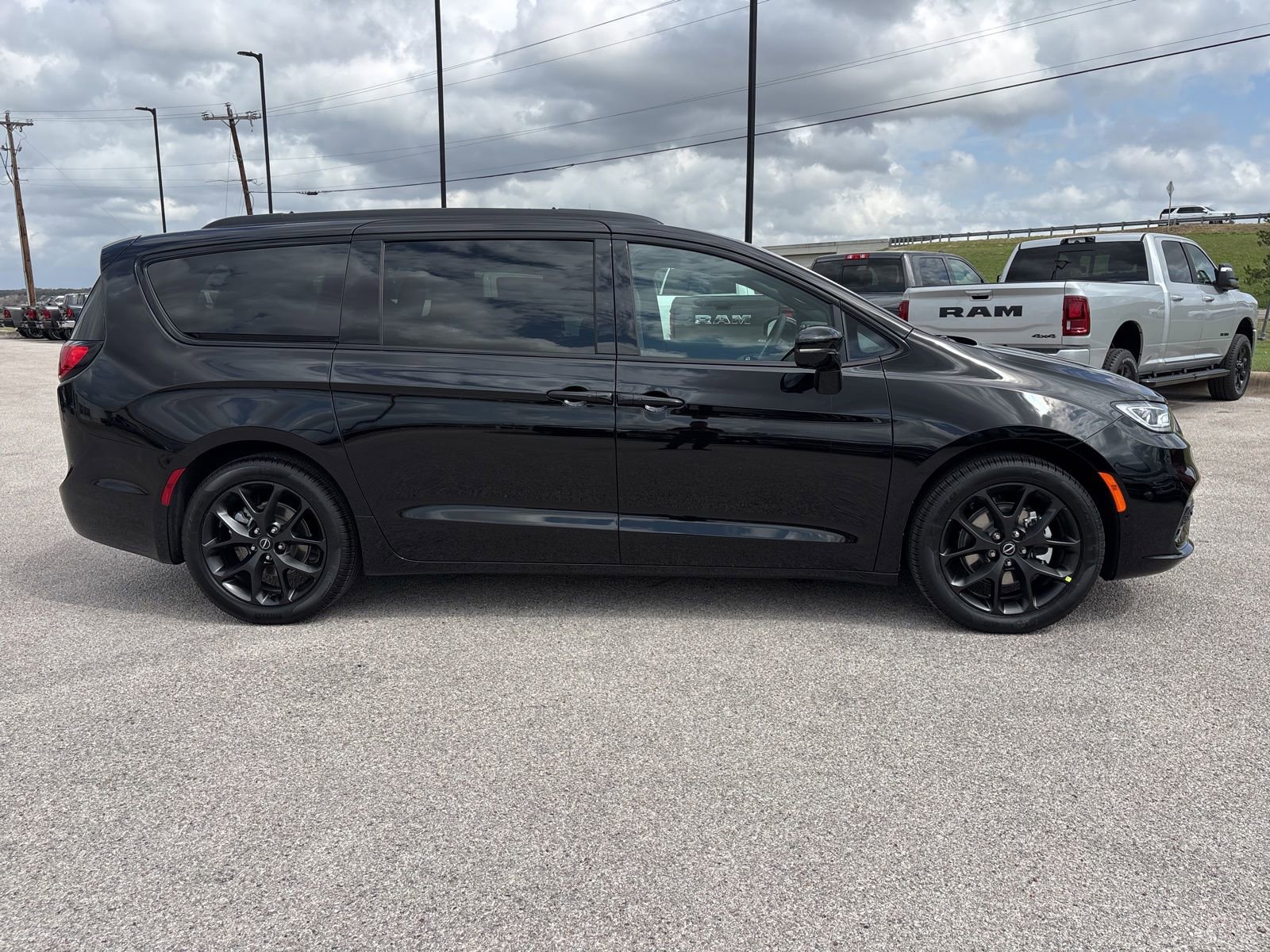 New 2026 Chrysler Pacifica Limited w/ S Appearance Package image 7