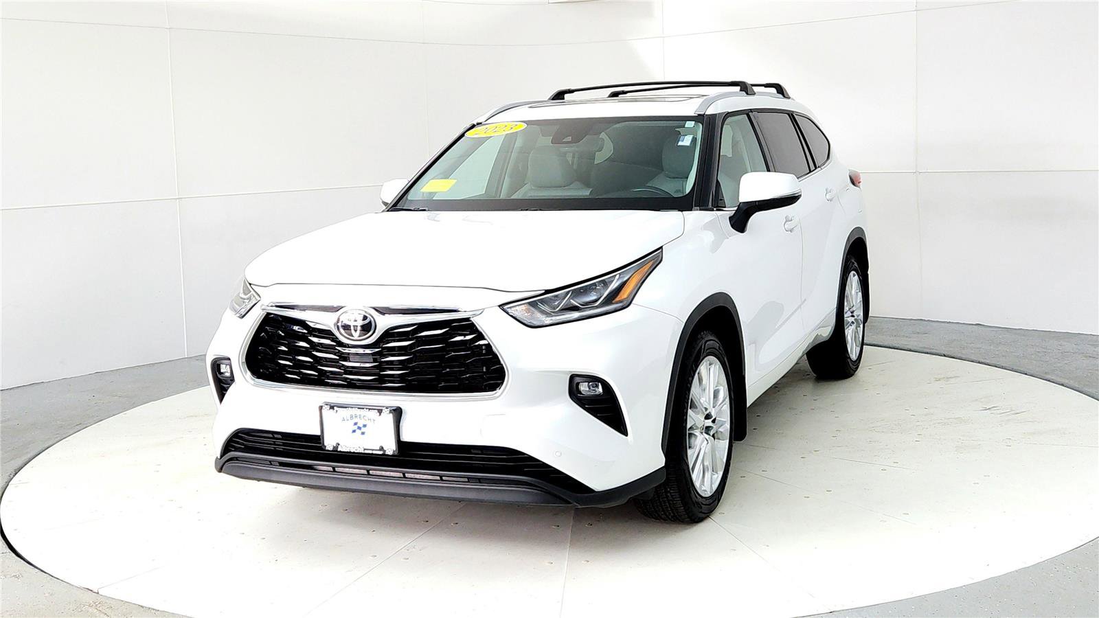 Used 2023 Toyota Highlander Limited image 2