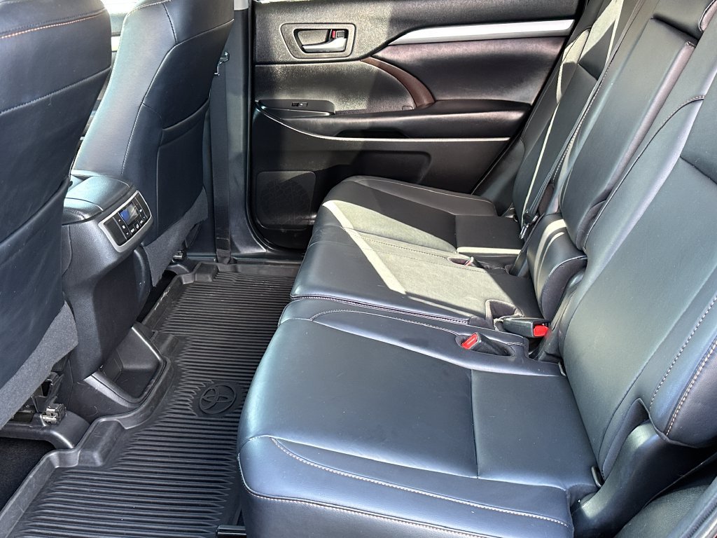 Used 2019 Toyota Highlander XLE FWD image 4