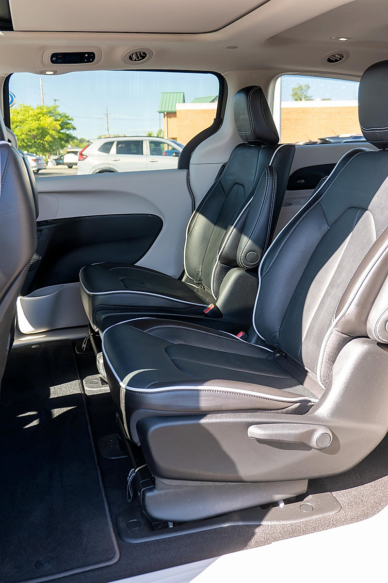 Used 2023 Chrysler Pacifica Limited FWD image 16