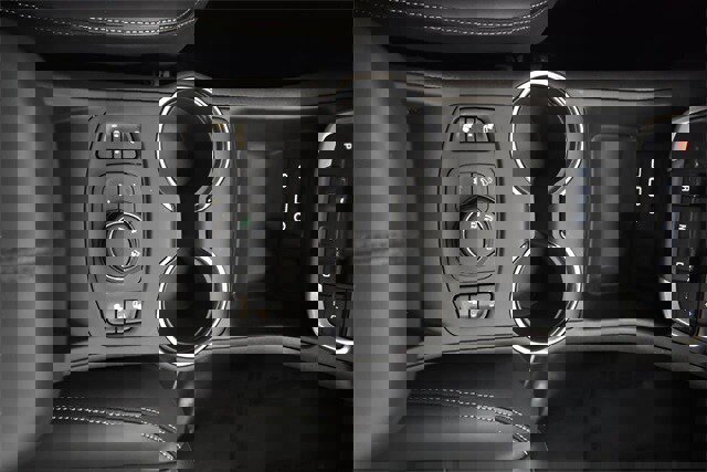 Used 2024 GMC Terrain SLT w/ Elevation Edition image 30