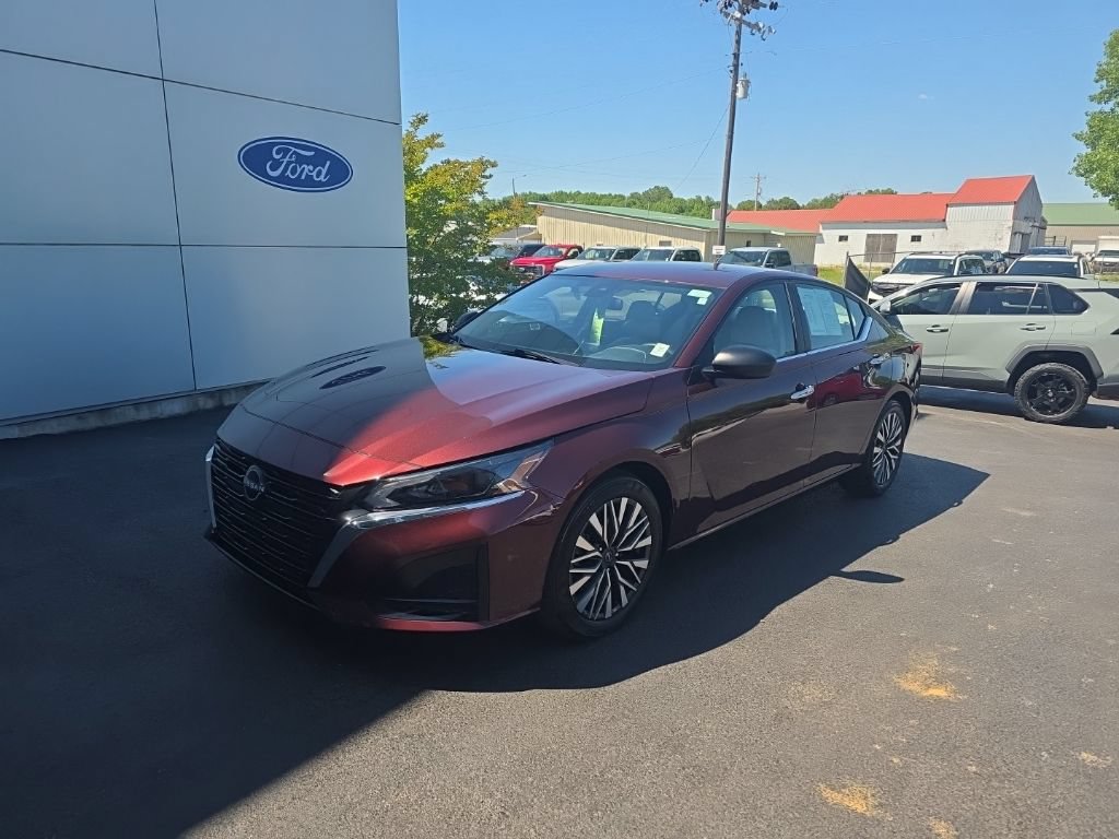 Used 2025 Nissan Altima 2.5 SV FWD image 2