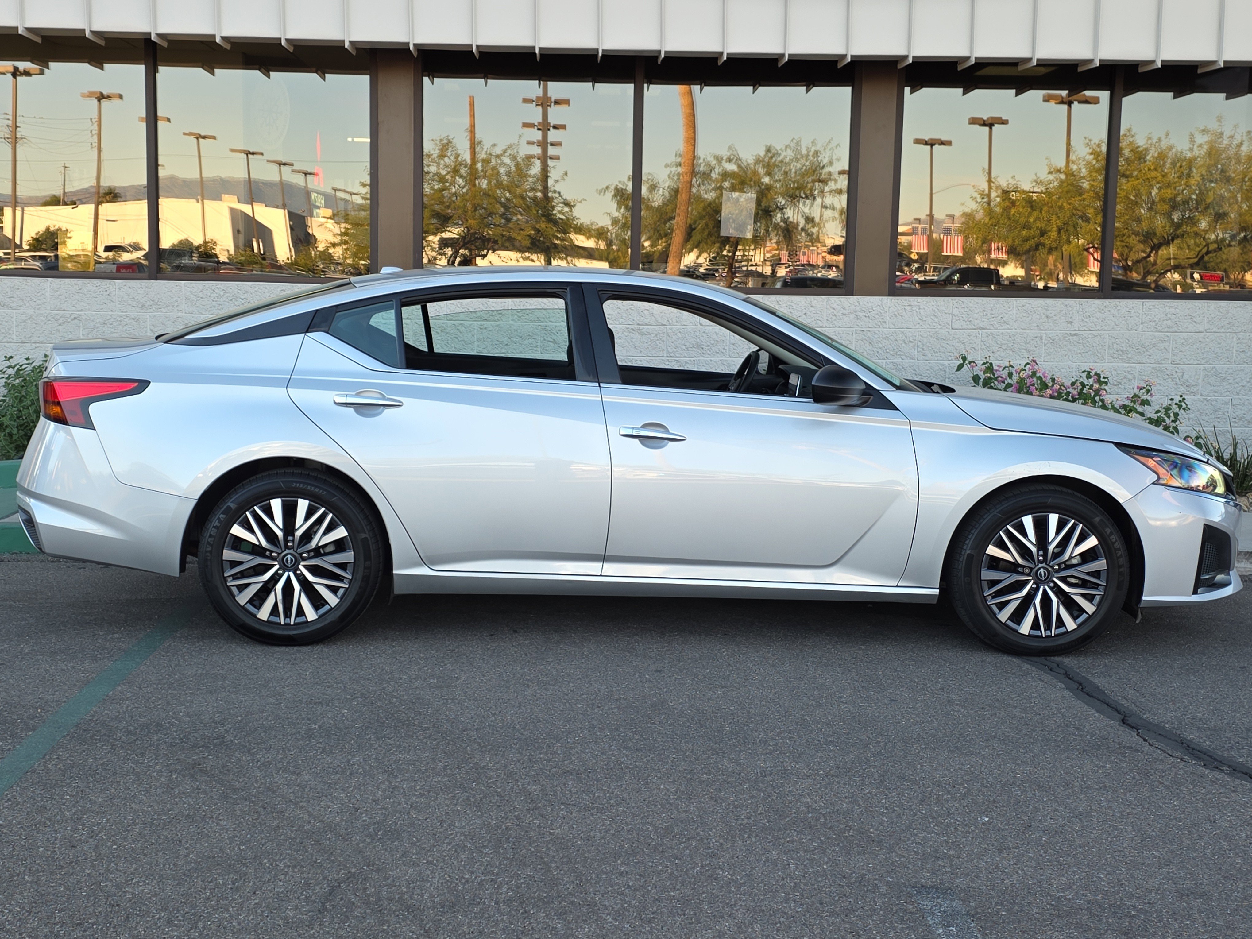 Used 2024 Nissan Altima 2.5 SV image 10