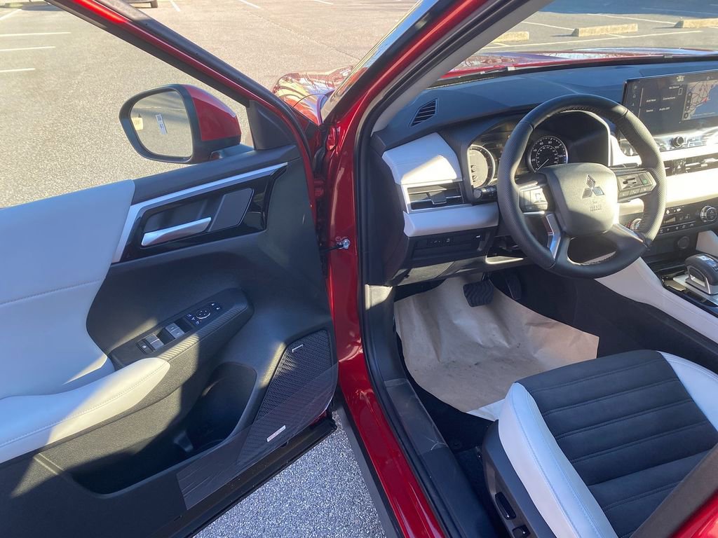 New 2026 Mitsubishi Outlander SE image 10