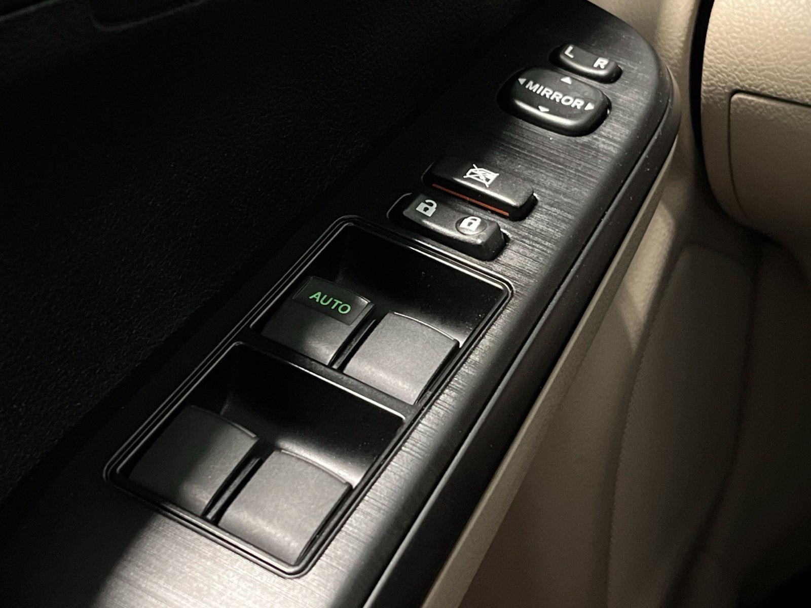 Used 2012 Toyota Camry LE FWD image 30