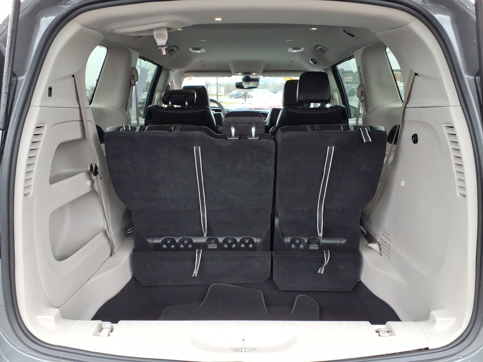 Used 2023 Chrysler Pacifica Touring-L image 11