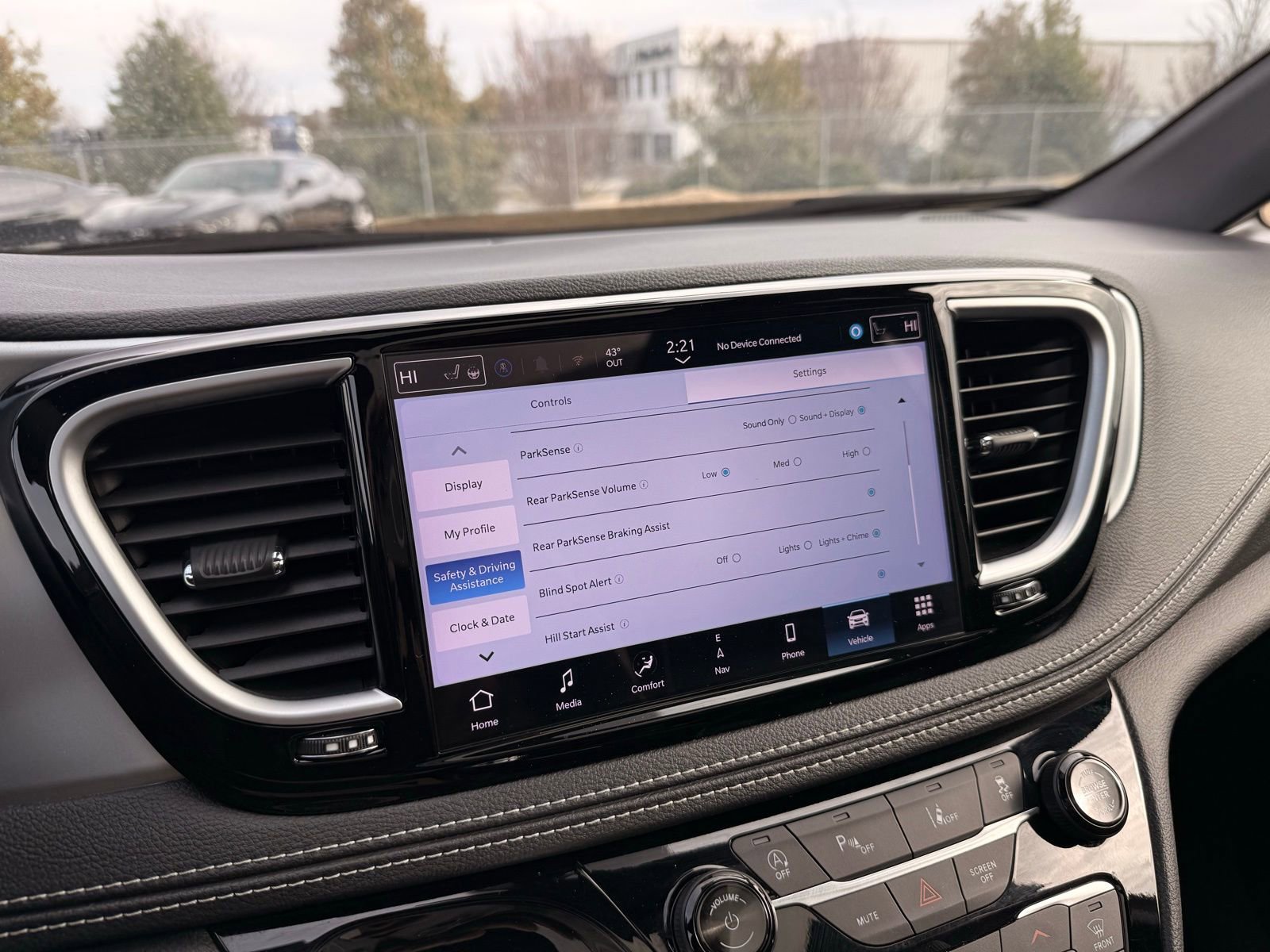 Used 2025 Chrysler Pacifica Limited image 39