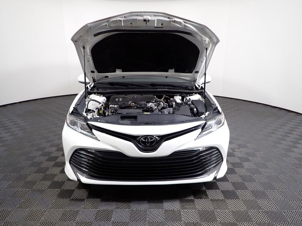 Used 2020 Toyota Camry LE image 5
