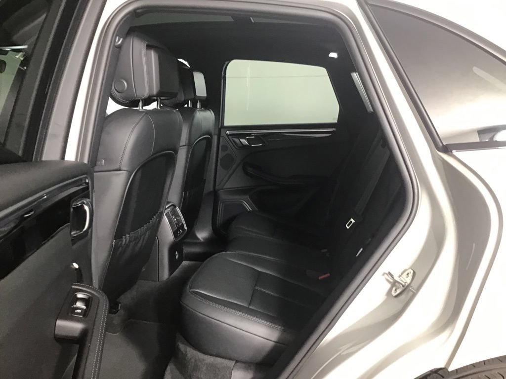 Certified 2023 Porsche Macan S AWD/4WD image 24